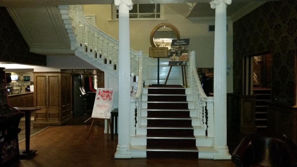 The Three Tuns Hotel Wetherspoon Thirsk Kültér fotó