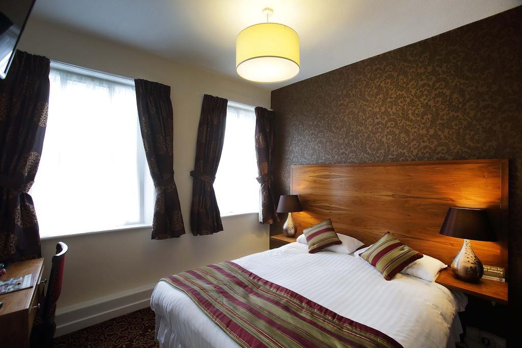 The Three Tuns Hotel Wetherspoon Thirsk Kültér fotó