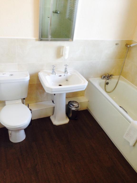 The Three Tuns Hotel Wetherspoon Thirsk Kültér fotó
